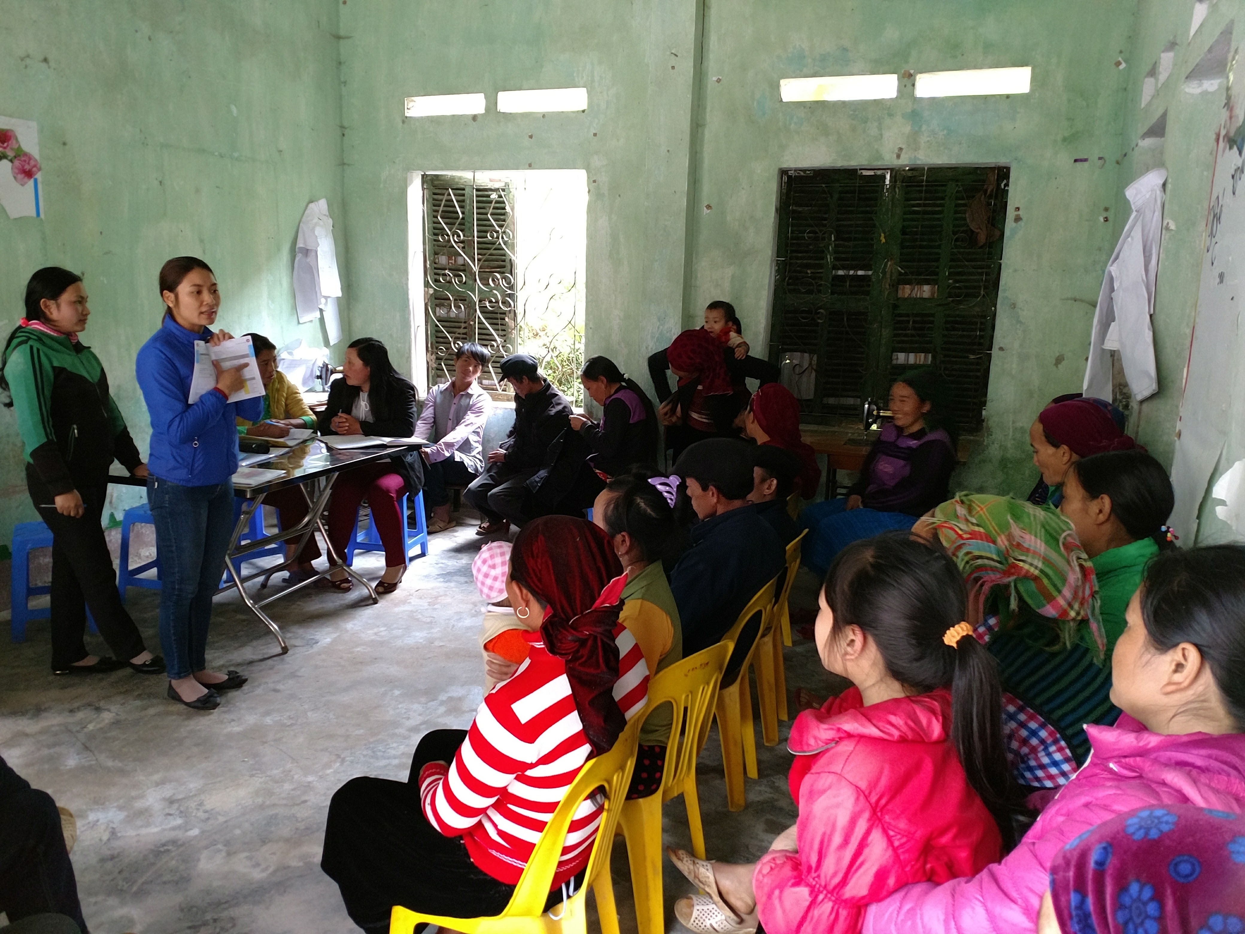 Đ/c Nông Thị Phượng, cán bộ Khoa CSSKSS – TTYT huyện Mèo Vạc tuyên truyền sử dụng Sổ theo dõi sức khỏe bà mẹ và trẻ em tại thôn Sủng Nhỉ B, xã Sủng Máng