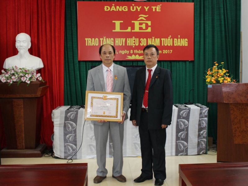 Thừa ủy quyền, Lãnh đạo Đảng bộ Y tế huyện Mèo Vạc trao huy hiệu 30 năm tuổi Đảng cho đồng chí Ngô Chí Cường