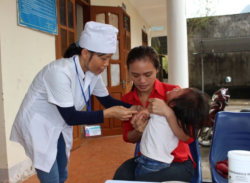 Cán bộ Trạm y tế xã Cán Chu Phìn tiêm Vác Xin viêm não Nhật Bản cho trẻ từ 1-5 tuổi