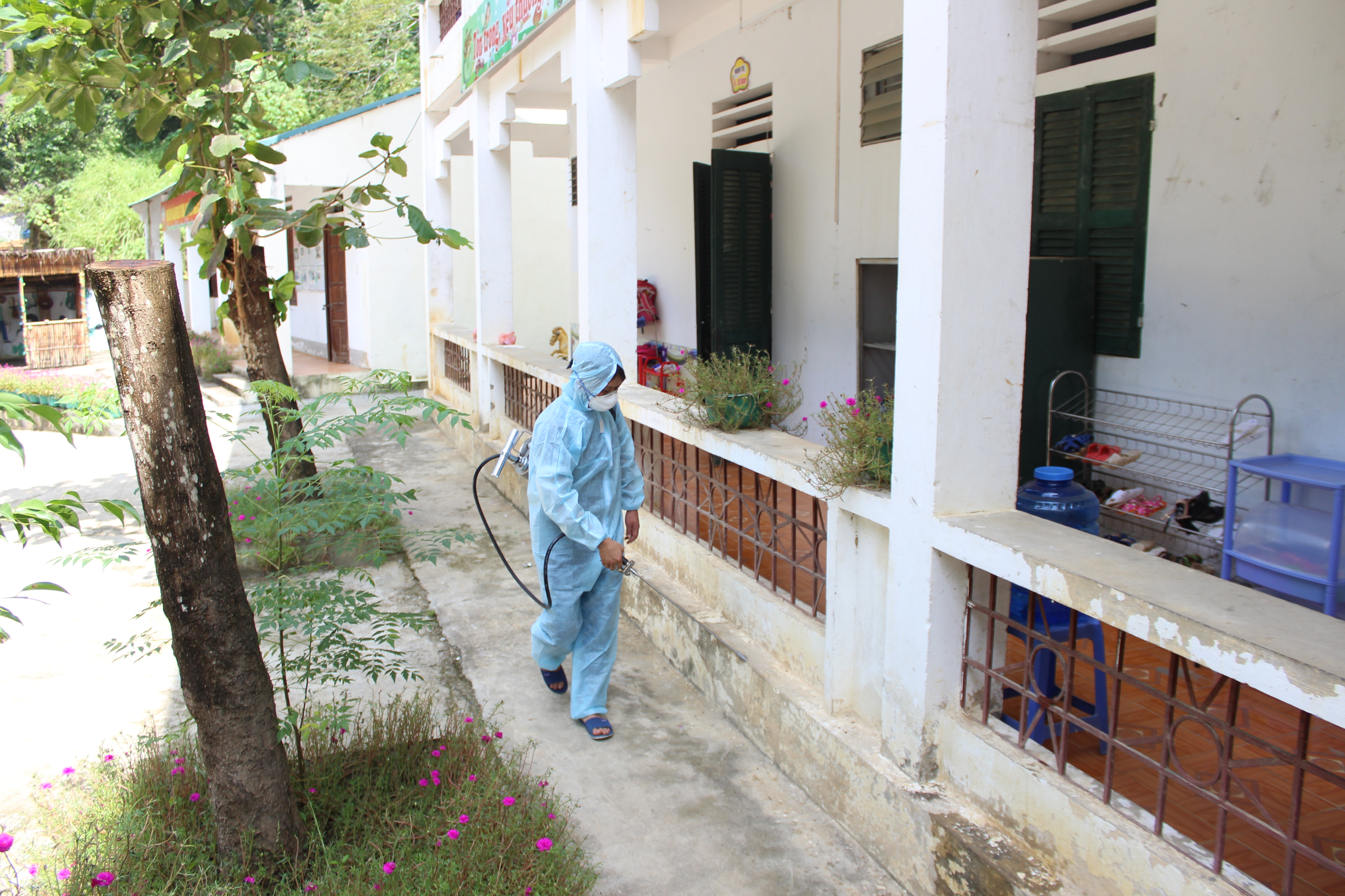 Phun thuốc diệt muỗi tại khu lưu trú học sinh Trường PT DTBT THCS Niêm Tòng